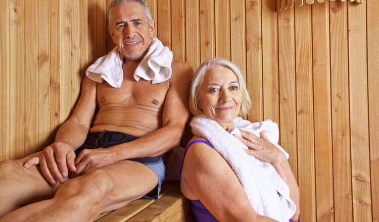 Co daje sauna Seniorzy w saunie
