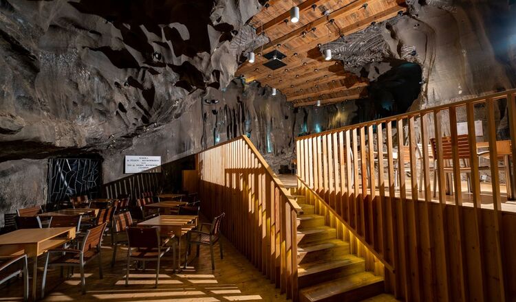 Wnętrze kopalni soli Wieliczka z drewnianymi schodami i meblami w komorze solnej z oświetleniem